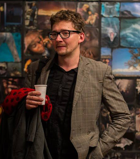 Stanisław Ruksza na tle prac Andrzeja Urbanowicza Chaosu świętość niewyczerpalna, fot. Agata Cukierska