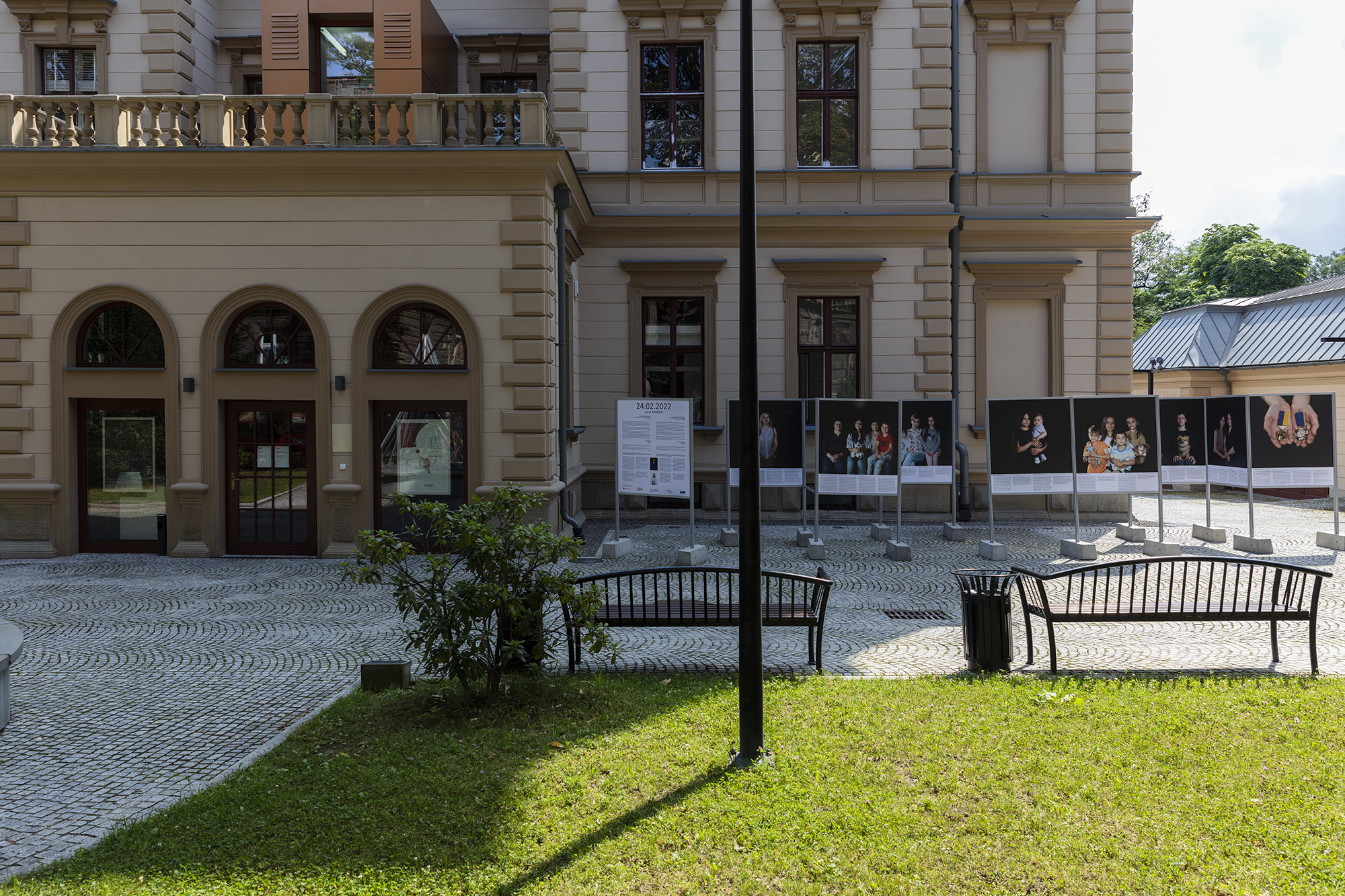 Wystawa Julii Ogińskiej przed Willą Sixta