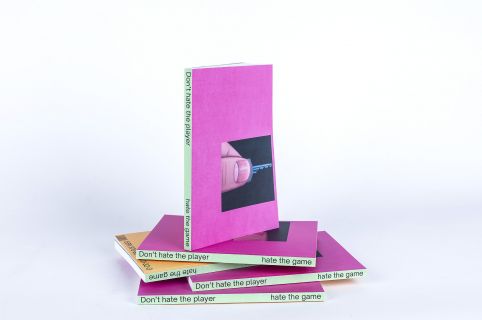 zdjęcie Katolog 12 Wystawy Kuratorskiej Bielskiej Jesieni DON'T HATE THE PLAYER HATE THE GAME